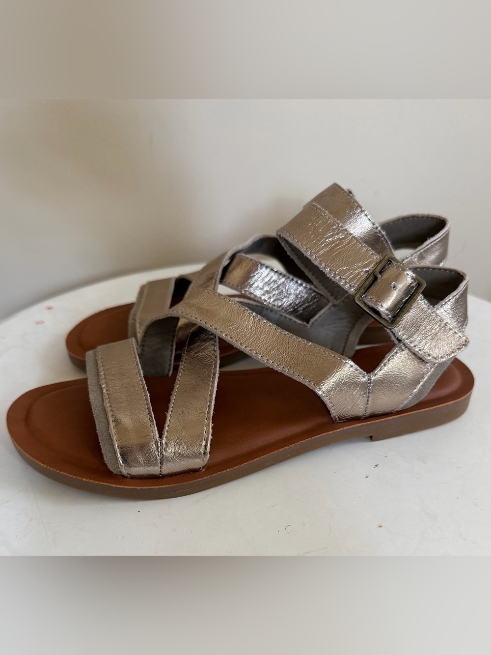 New- Tom’s Sloanne metallic Gold strappy side buckle Sandal in 5.5